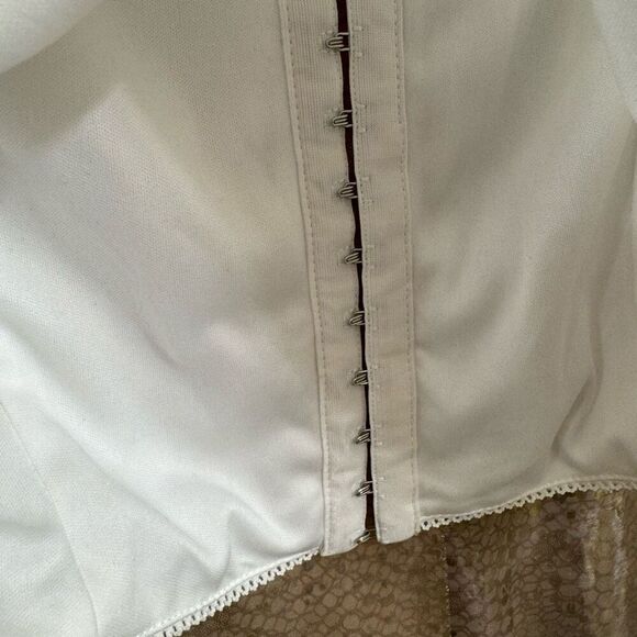 White Fox White Hook Eye Closure Corset Style Crop Top XL - Picture 6 of 8